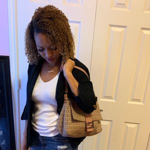 PRE-OWNED FENDI SHOULDER BAG (Authentic )